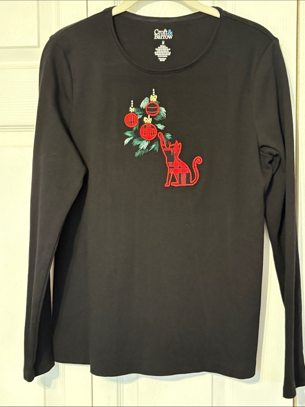 Croft & Barrow Black Long-Sleeve Tee with Red Cat and Holiday Ornaments. Medium